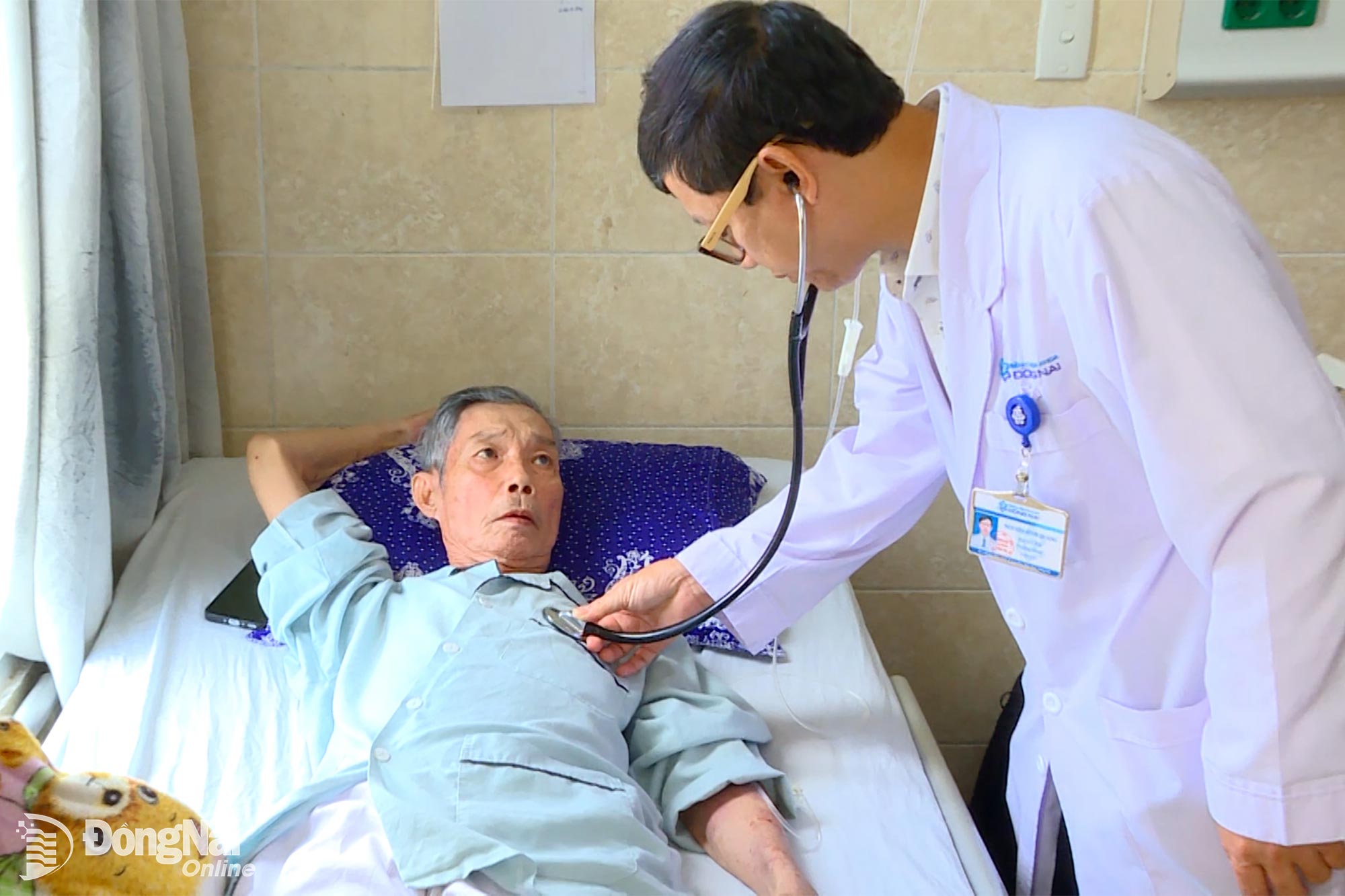Dr. Nguyen Dinh Quang, Specialist Level II, examines a stroke patient after intervention. Photo: Quang Phat
