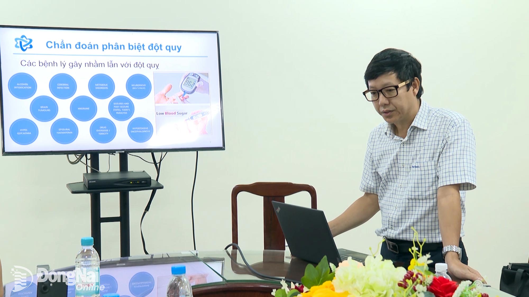 Dr. Nguyen Dinh Quang, Specialist Level II, trains medical staff at Binh Phuoc General Hospital on stroke emergency care. Photo: Quang Phat