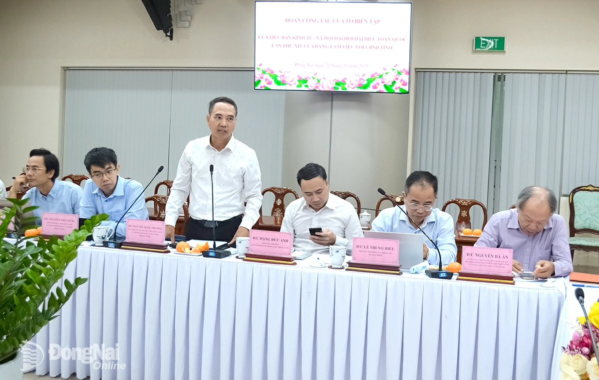 Nguyen Quoc Truong, Vice President of the National Institute for Economics and Finance under the Ministry of Finance, speaks at the working session. Photo: Phuong Hang