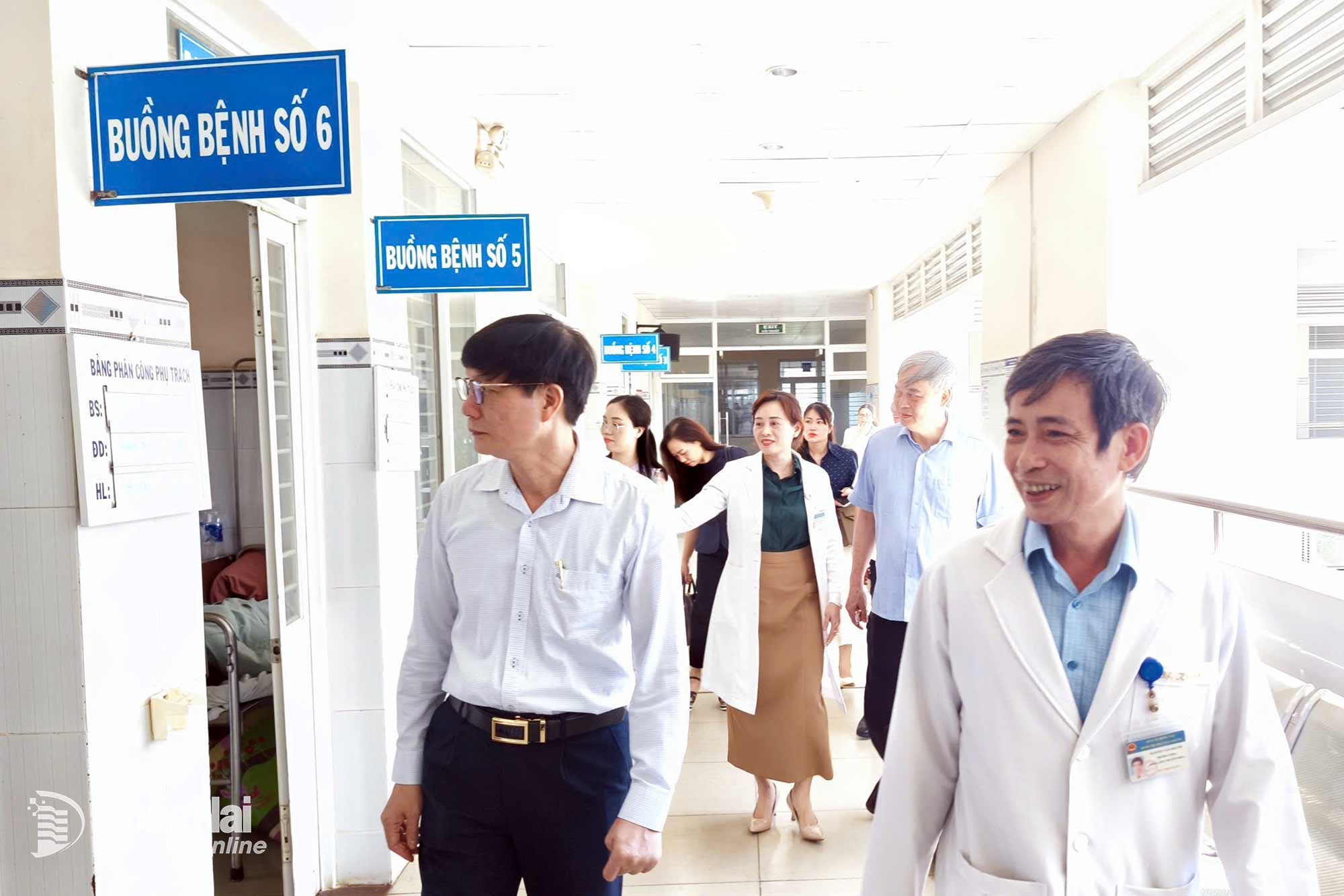 The working delegation from the provincial Department of Health and the NOH works at Long Khanh Regional General Hospital. Photo: Hai Hieu