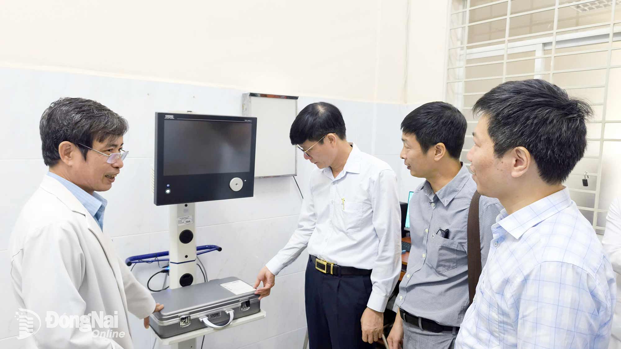 The working delegation visits the ENT departments and treatment facilities of Long Khanh Regional General Hospital. Photo: Hai Hieu