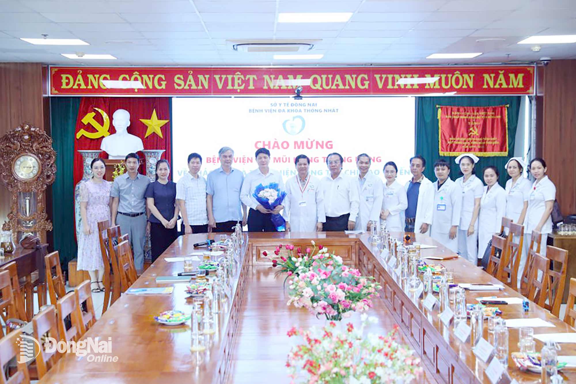 Delegates take a souvenir photo after the working session. Photo: Huy Anh