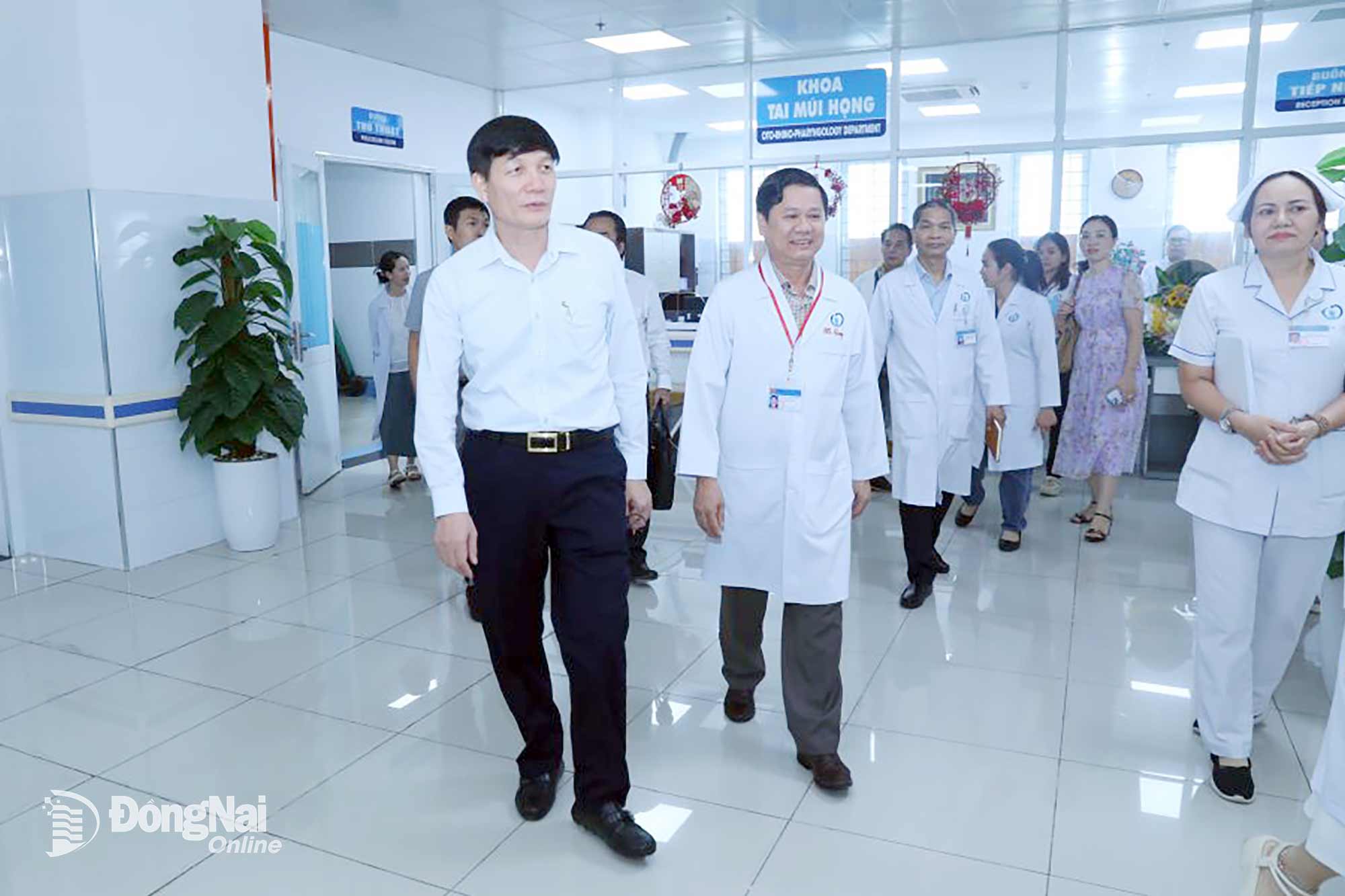 The working delegation from the NOH visits and surveys the otorhinolaryngology examination and treatment activities at Thong Nhat General Hospital. Photo: Huy Anh