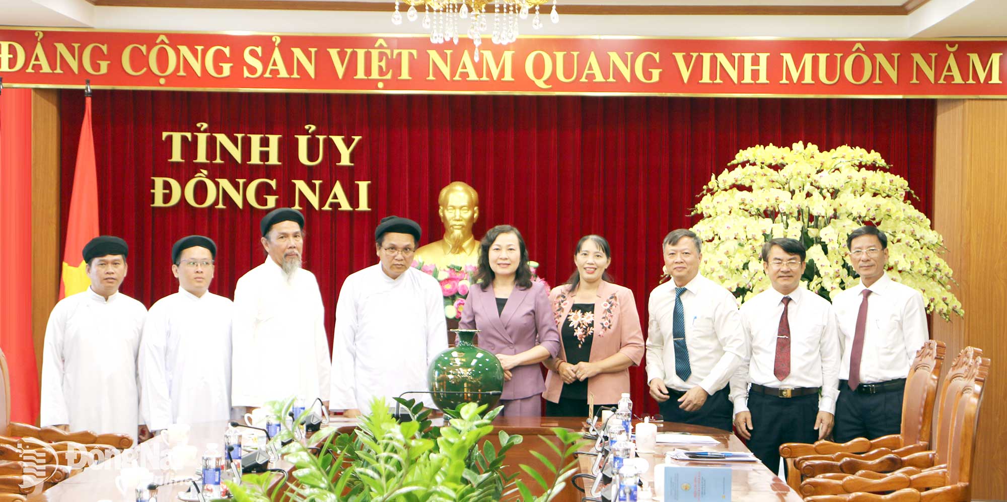 Deputy Secretary of the Provincial Party Committee and Chairwoman of the VFF Committee of Dong Nai province, Huynh Thi Hang, along with representatives of various departments and branches, present commemorative gifts to the Religious Reform Committee of Cao Dai Sacerdotal Council. Photo: Van Truyen