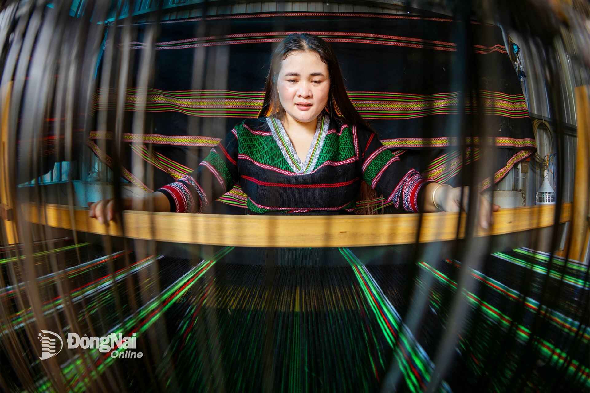 At the weaving loom. Photo: Nguyen Huu Dung