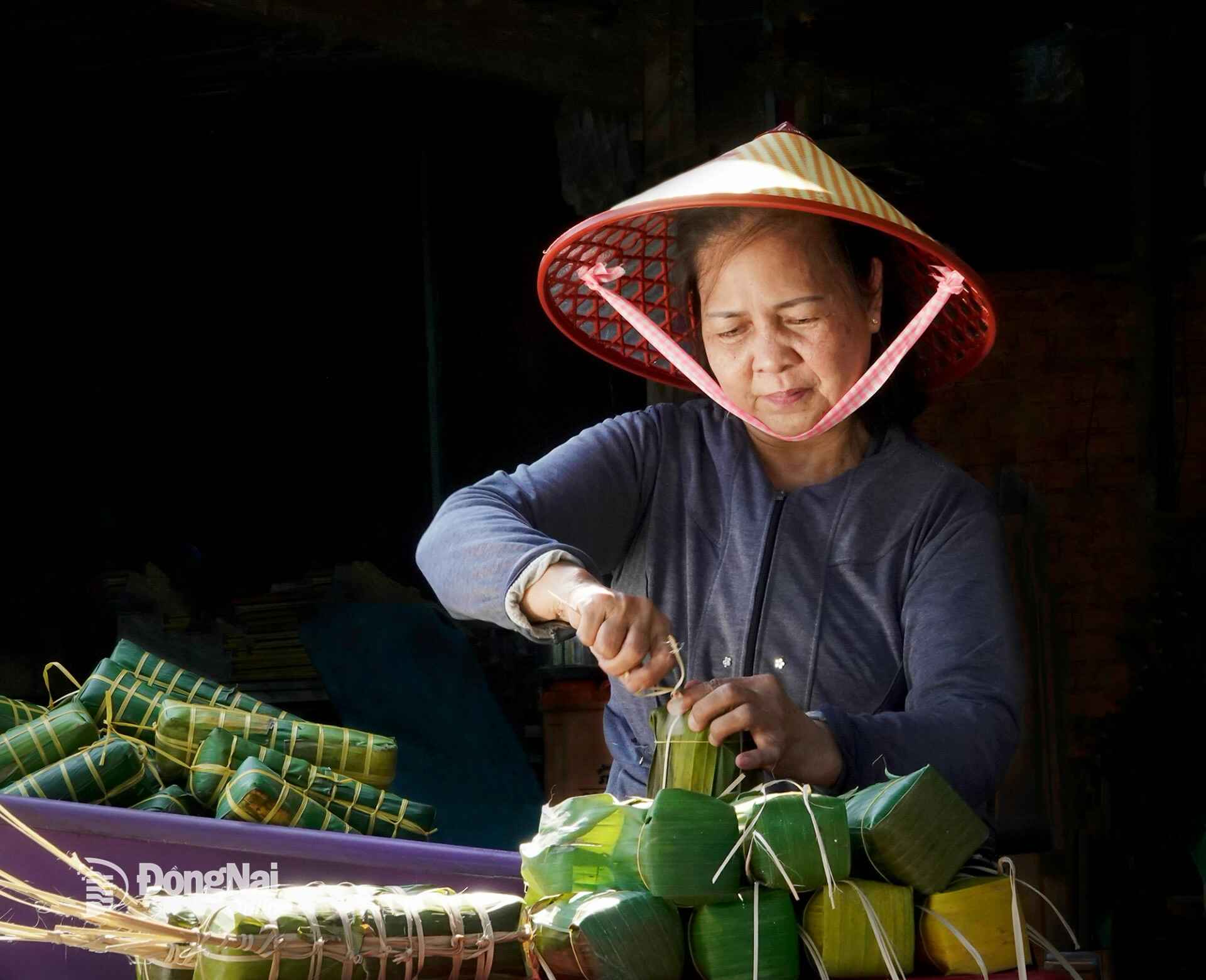 Tying cakes. Photo: Vu Tien Chuong