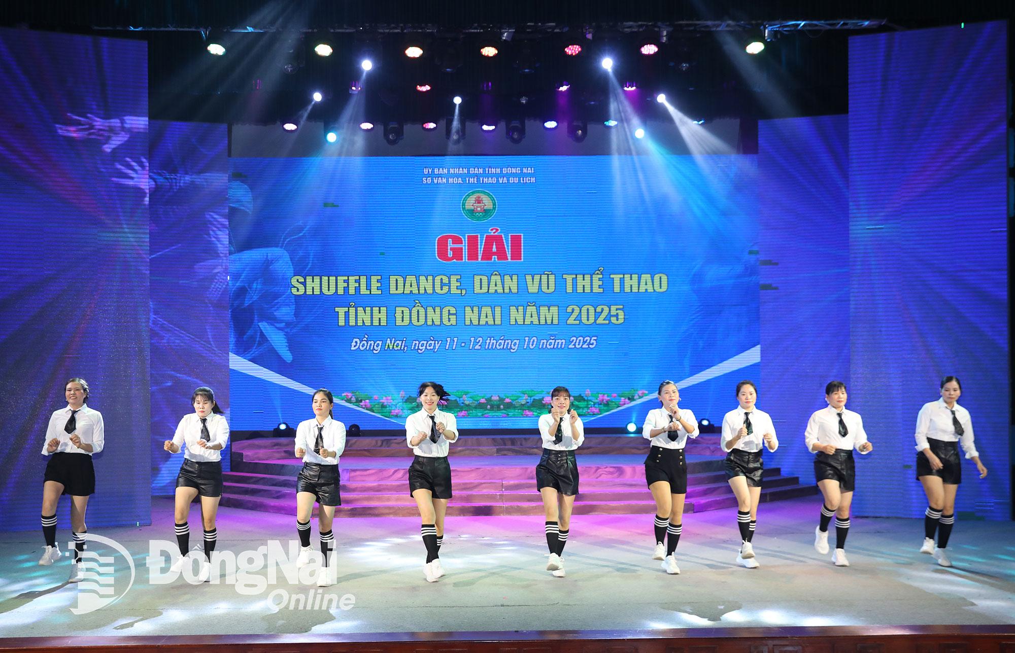 Các tiết mục thi hạng mục shuffle dance nội dung 9 người. Ảnh: Huy Anh