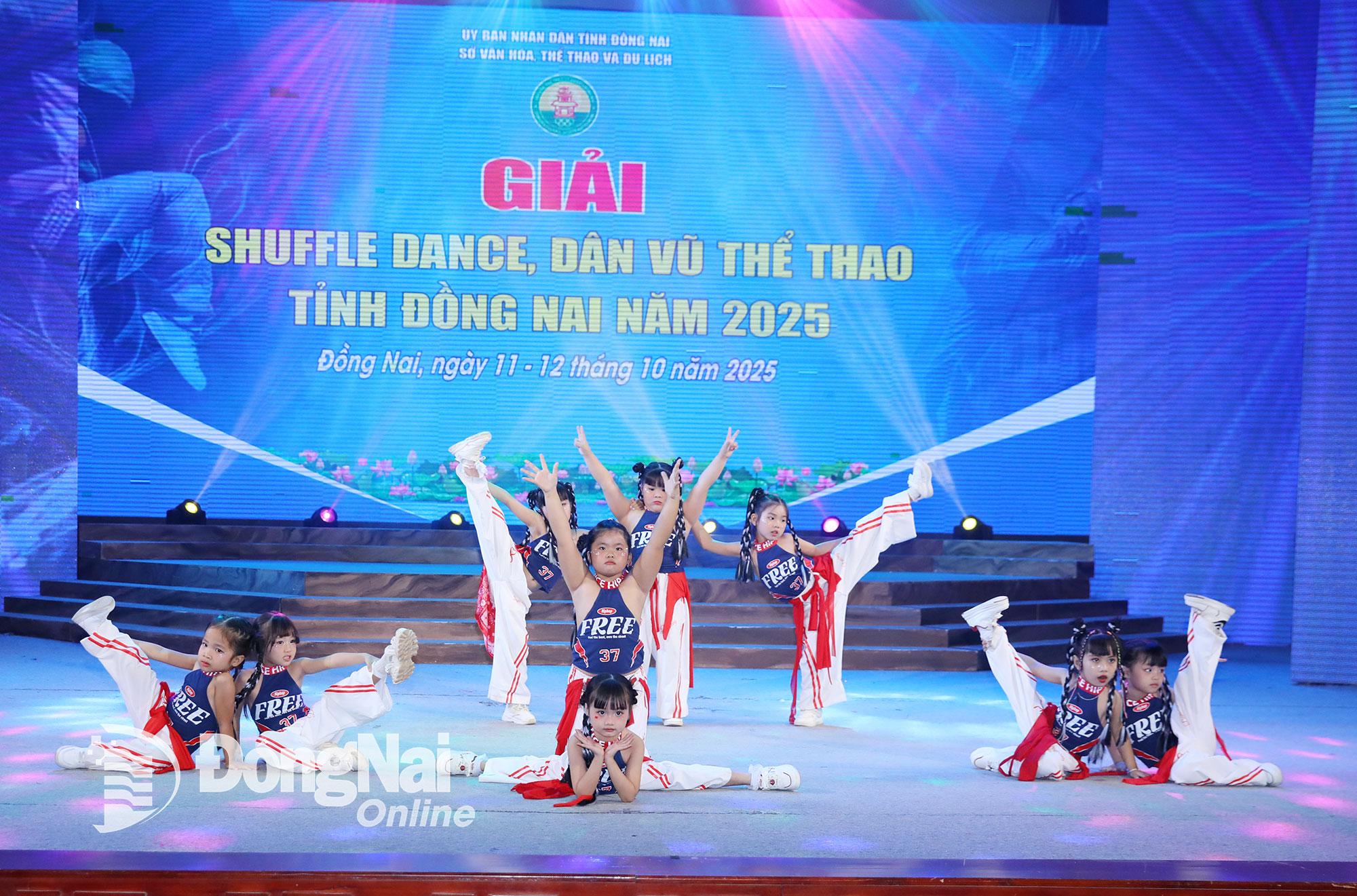 Tiết mục thi hạng mục dân vũ thể thao nội dung 9 người. Ảnh: Huy Anh