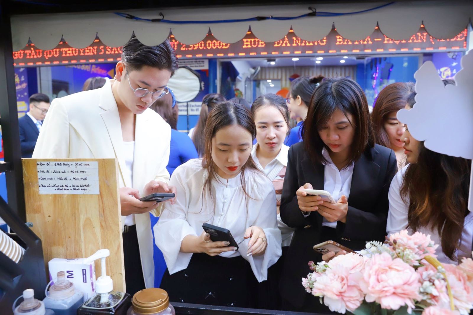 Du khách đặt dịch vụ du lịch và thanh toán qua app trên di động ngày càng nhiều. 
