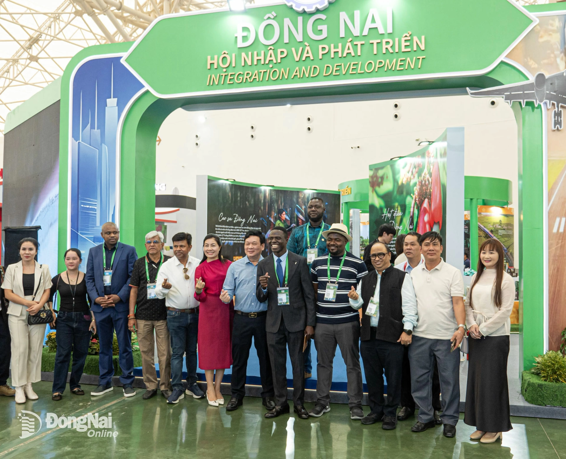 The Vietnam Trade Promotion Agency (under the Ministry of Industry and Trade), in coordination with the Vietnam Cashew Association (VINACAS) and an international delegation from dozens of countries, visits the Dong Nai pavilion. Photo: Xuan Luong