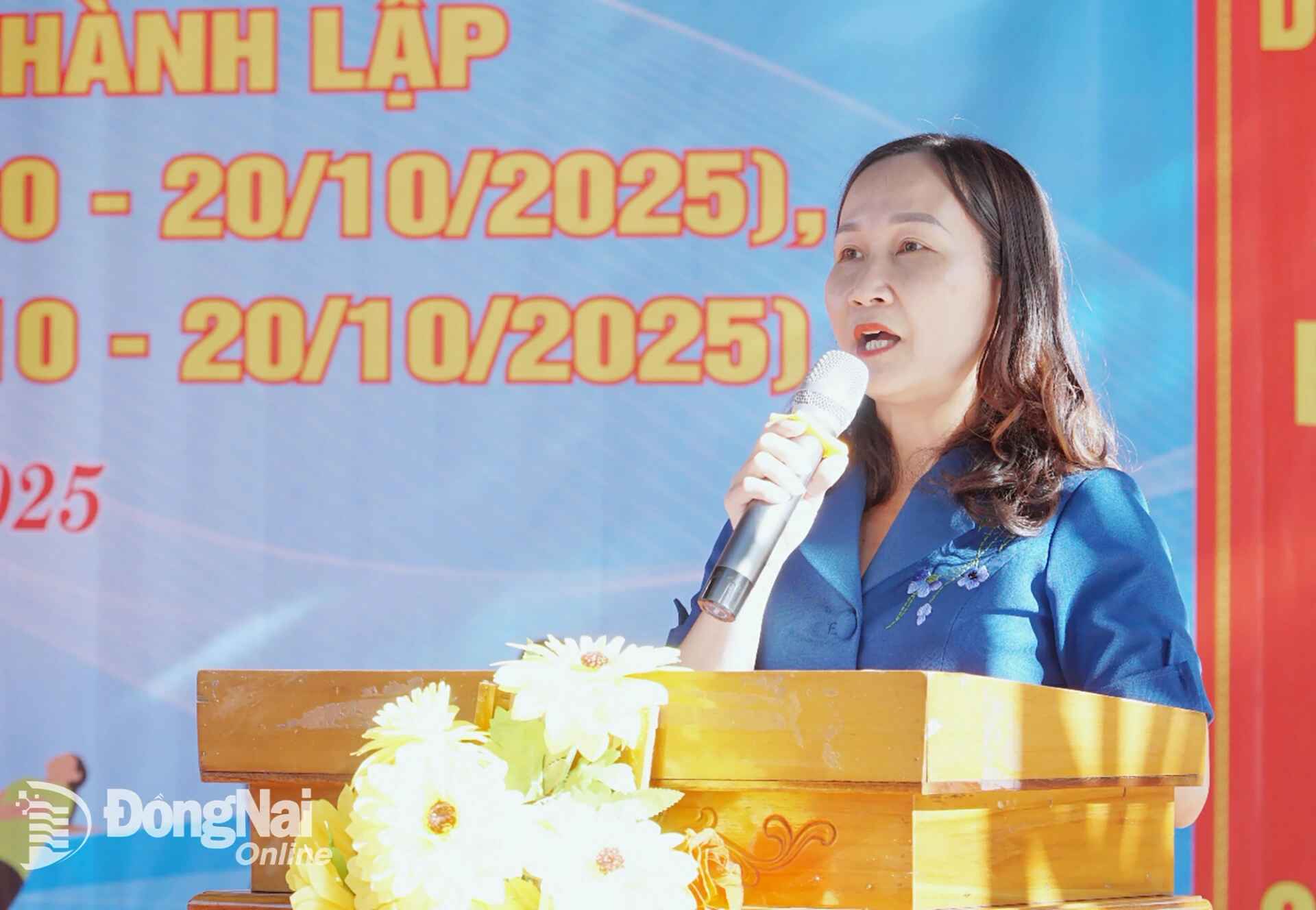 Nguyen Thi Bich Thuan, Party Committee Member and Vice Chairwoman of the Ward People’s Committee, delivers the opening speech of the sports event. Photo: Minh Chi