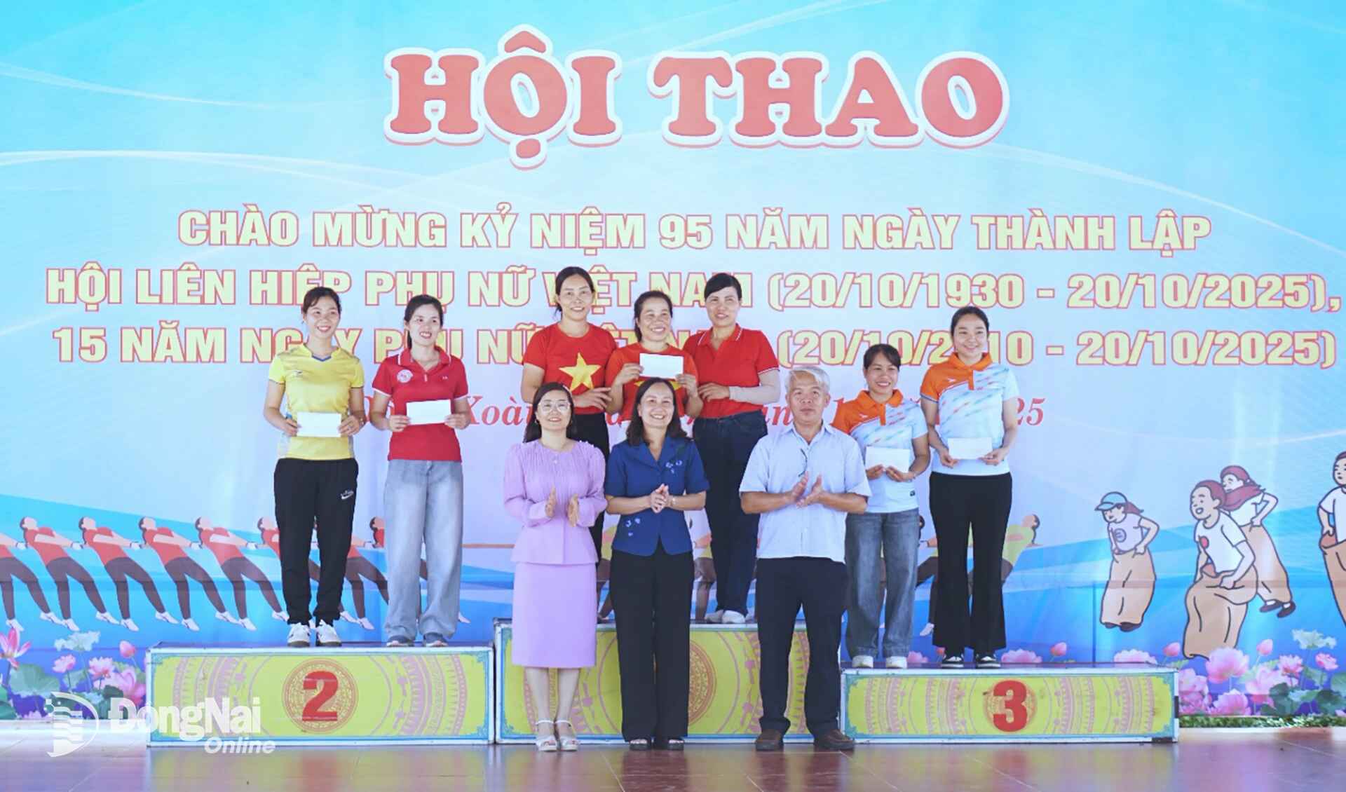 The organizers award the teams. Photo: Minh Chi