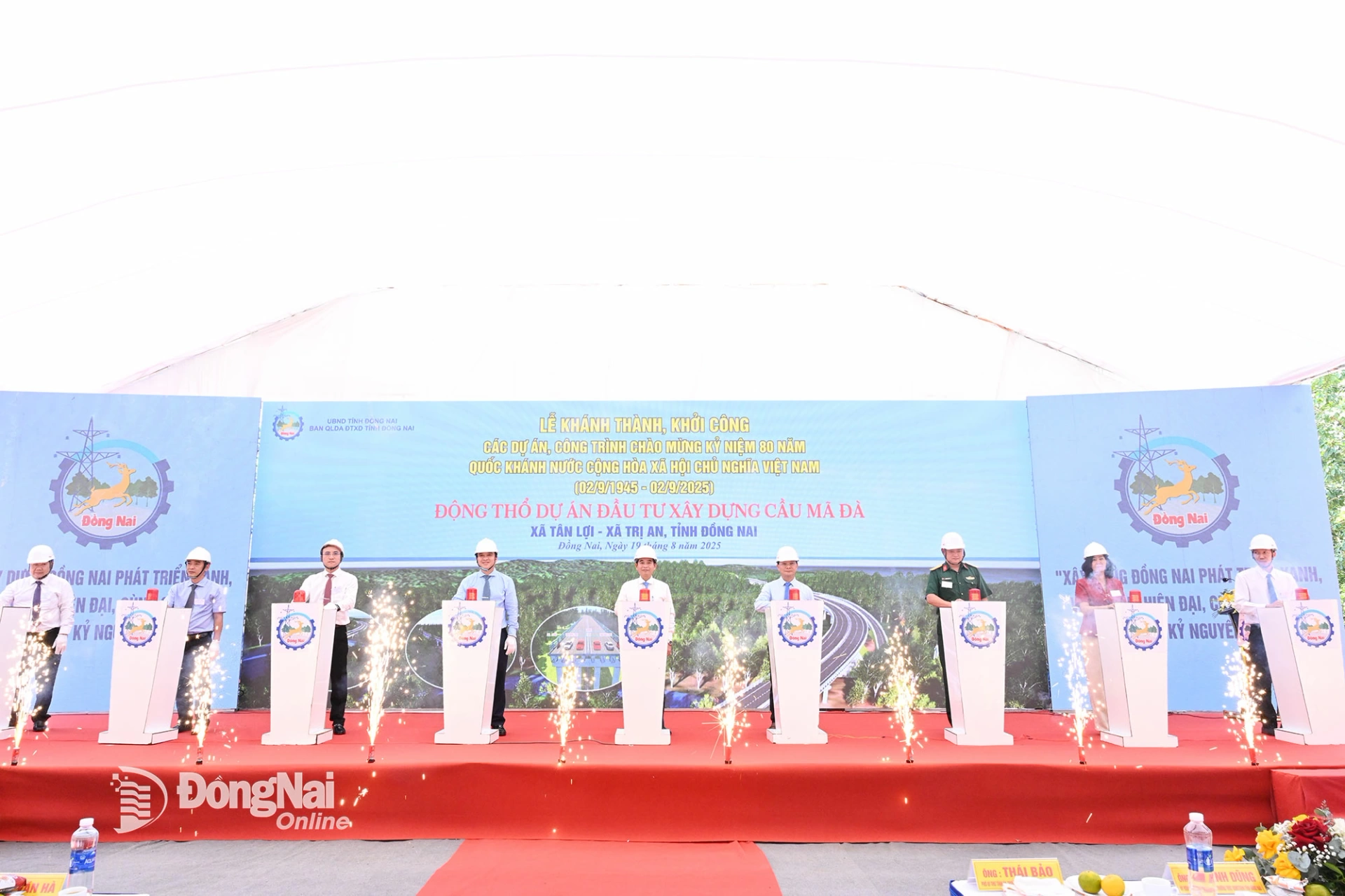 Leaders of Dong Nai province, representatives of the construction unit and investors press the button to commence the Ma Da Bridge Construction Project. Photo: Trung Quang

