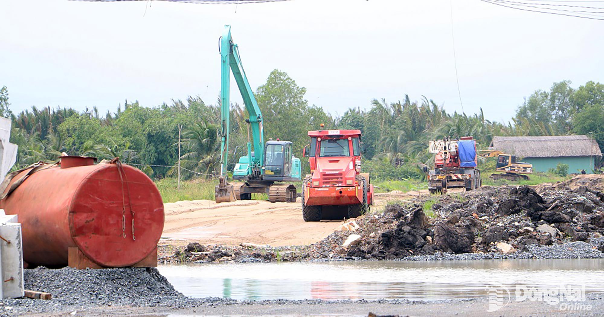 Construction of the HCMCs Ring Road No.3 Project section passing through the province. Photo: Pham Tung