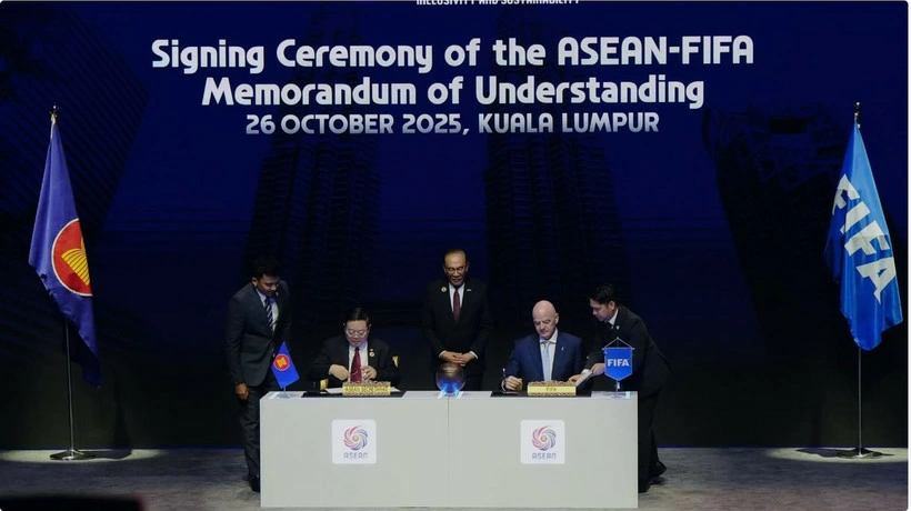 At the signing ceremony of the Memorandum of Understanding (MoU) on regional football development on the sidelines of the 47th ASEAN Summit (Source: inside.fifa.com)