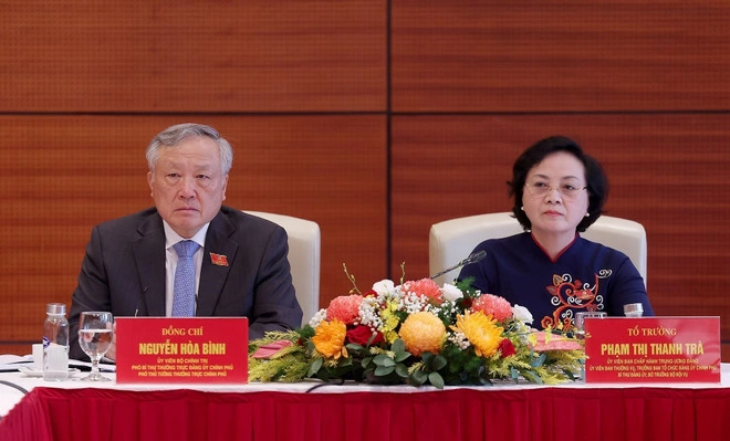 Standing Deputy Prime Minister Nguyen Hoa Binh (L) at a group discussion within the preparatory session of the first Congress of the Government’s Party Organisation on October 12, 2025 (Photo: VNA)