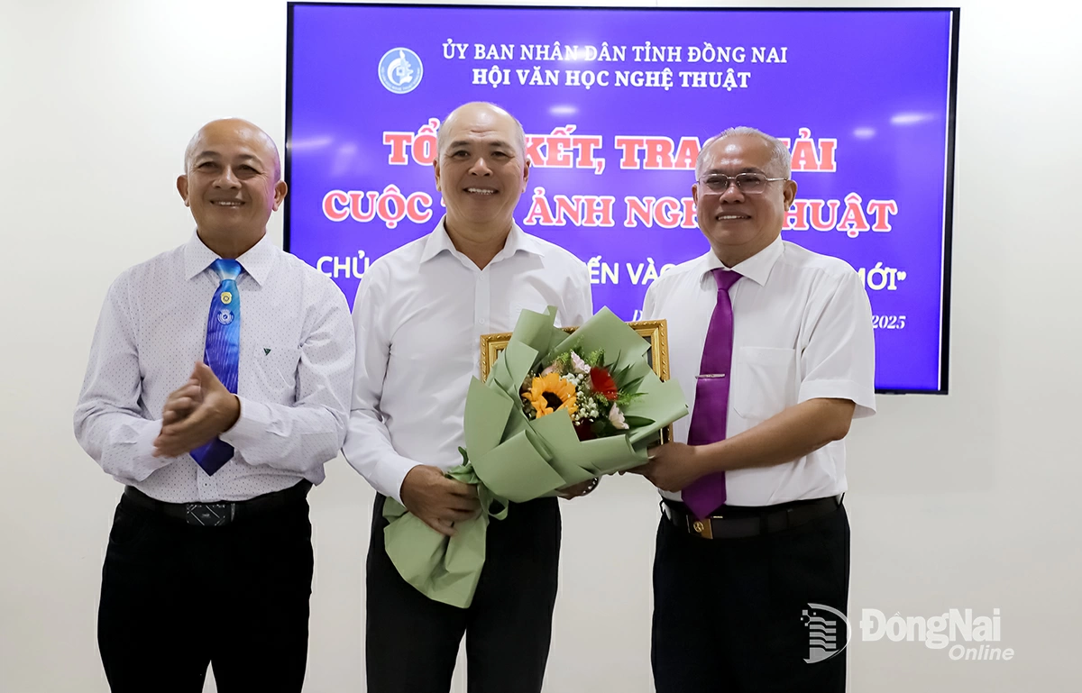 Ban tổ chức trao giải nhất Cuộc thi ảnh Đồng Nai tiến vào kỷ nguyên mới cho đại diện tác giả có bộ ảnh Thắm tình quân dân. Ảnh: My Ny
