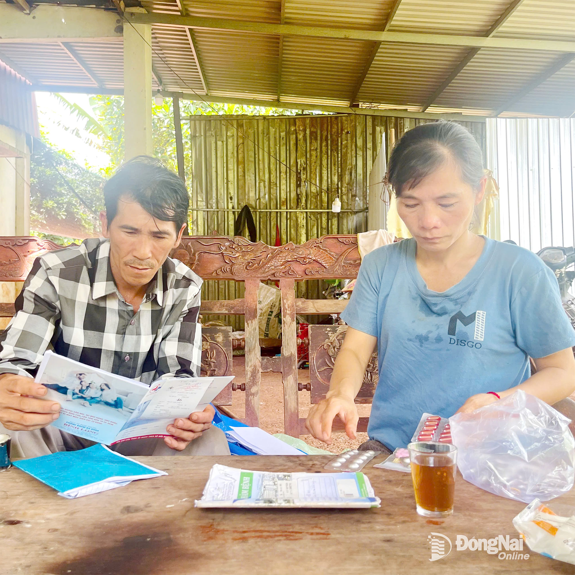 Vợ chồng anh Hoàng, chị Thiện lặng lẽ bên tờ giấy hẹn tái khám, chưa biết xoay sở viện phí từ đâu. Ảnh: Thu Hiền