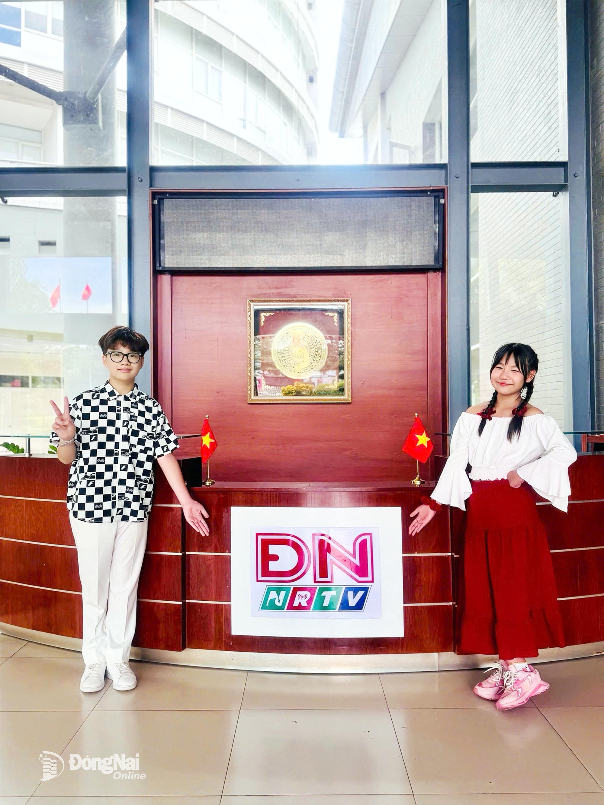 Ca sĩ nhí Khả Doanh check-in tại Báo và Phát thanh, Truyền hình Đồng Nai cùng ca sĩ nhí Kiến Đạt. Ảnh Minh Huệ