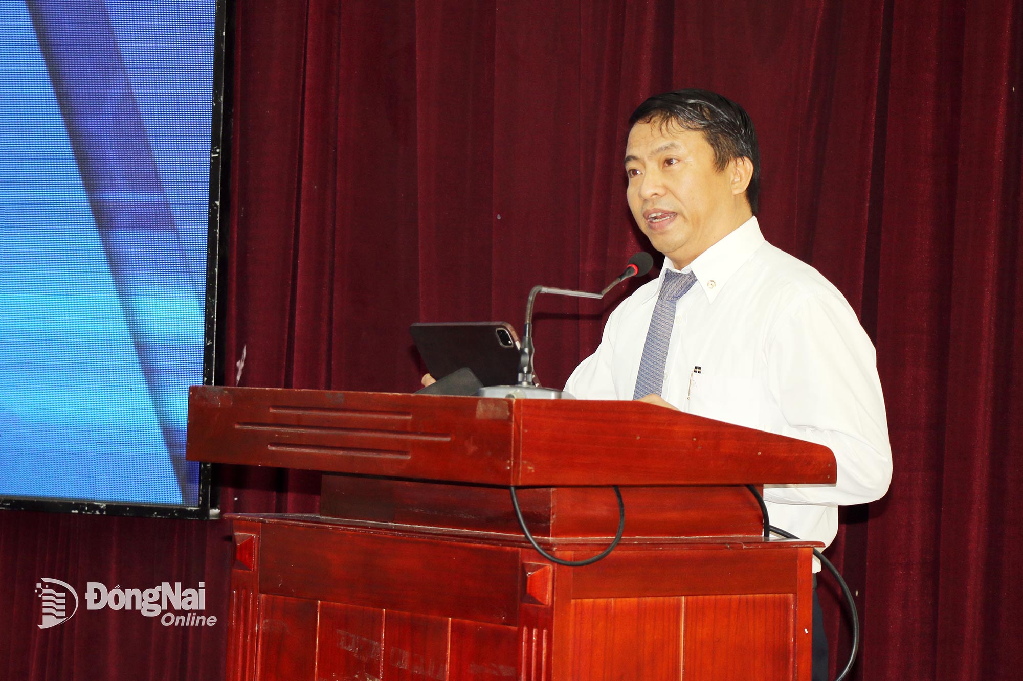 TS Phạm Hùng Đức, Phó Hiệu trưởng Trường đại học Đồng Nai phát biểu khai mạc tọa đàm. Ảnh: Lam Phương