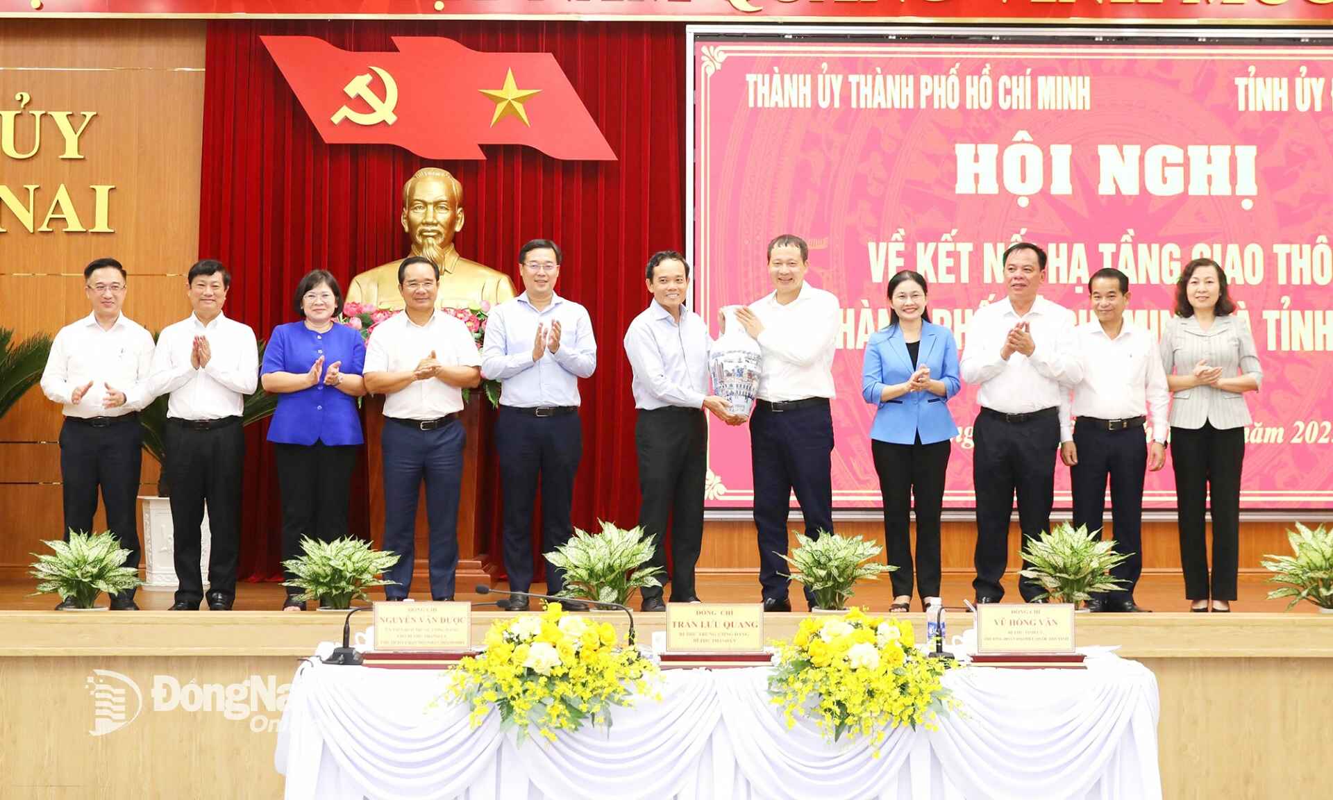 Leaders of the HCMC Party Committee present souvenirs to leaders of the Dong Nai Provincial Party Committee. Photo: Huy Anh