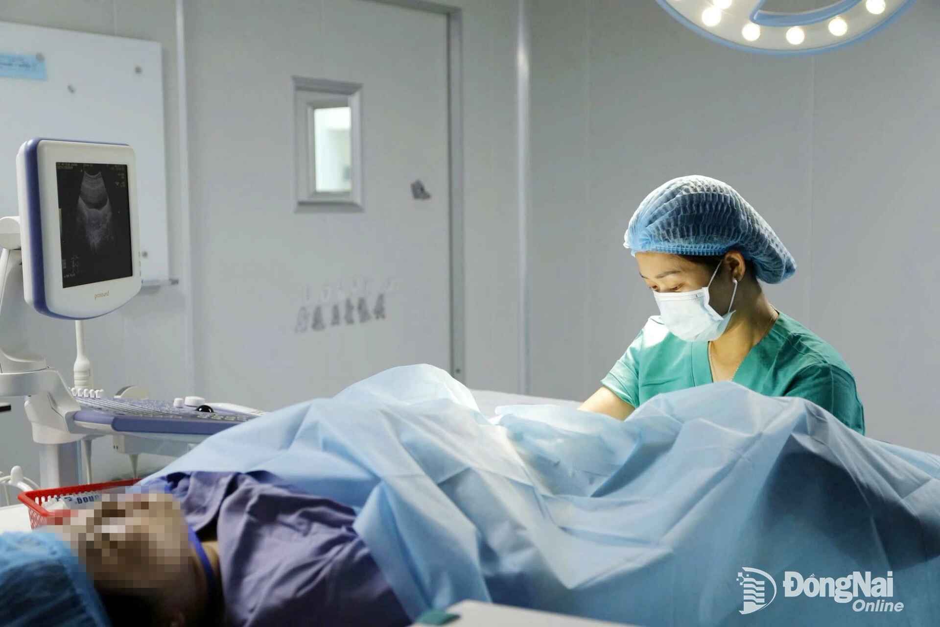 Doctors at Au Co Hospital perform embryo transfer for a woman undergoing infertility treatment. Photo: Bich Nhan	