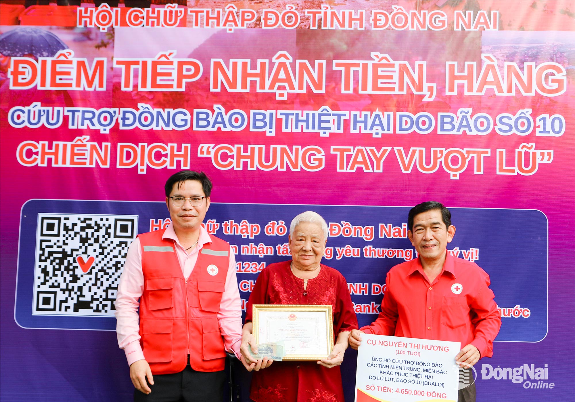 Chủ tịch Hội Chữ thập đỏ tỉnh Đồng Nai Nguyễn Tấn Hưng tiếp nhận 4,65 triệu đồng do cụ bà Nguyễn Thị Hương (100 tuổi, phường Tam Phước) tiết kiệm từ tiền lương hưu để đóng góp ủng hộ đồng bào lũ lụt. Ảnh: Văn Truyên
