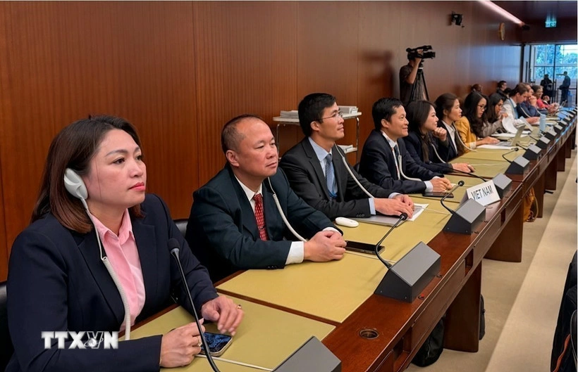 Phó Trưởng Phái đoàn Việt Nam tại Geneva Cung Đức Hân (thứ tư từ trái sang) cùng các thành viên đoàn liên ngành Việt Nam trong phiên bỏ phiếu các nghị quyết.