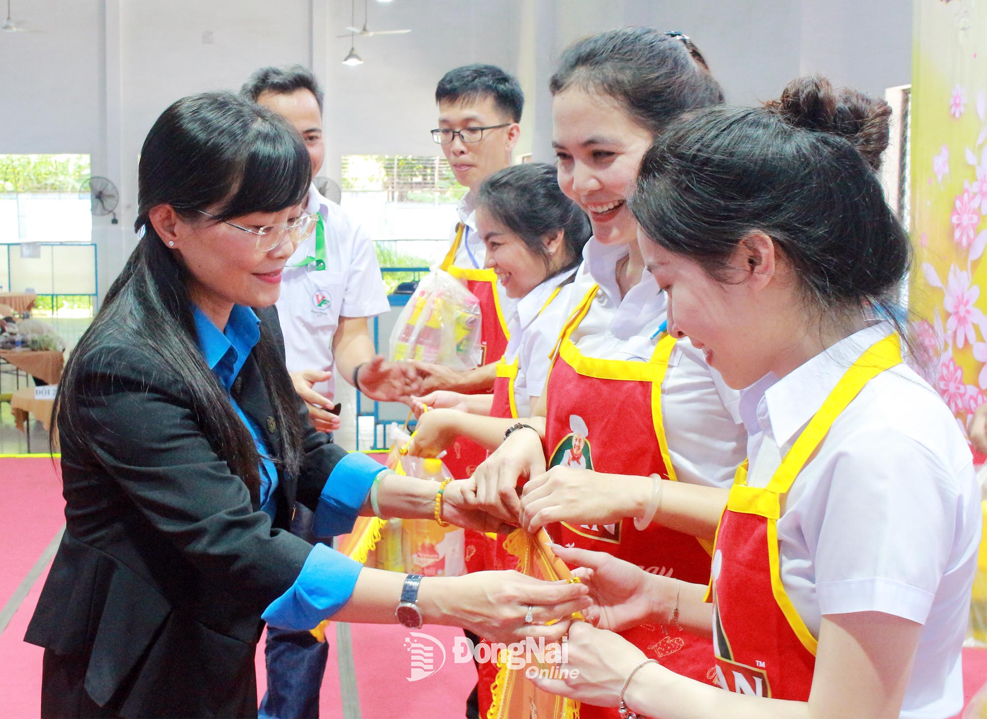 Bui Thi Bich Thuy, Permanent Vice President of Dong Nai Provincial Labor Federation, presents awards to the winning teams in the cooking contest organized by the Trade Union of Dona Pacific Vietnam Co., Ltd. (Binh Minh commune). Photo: N. Hoa