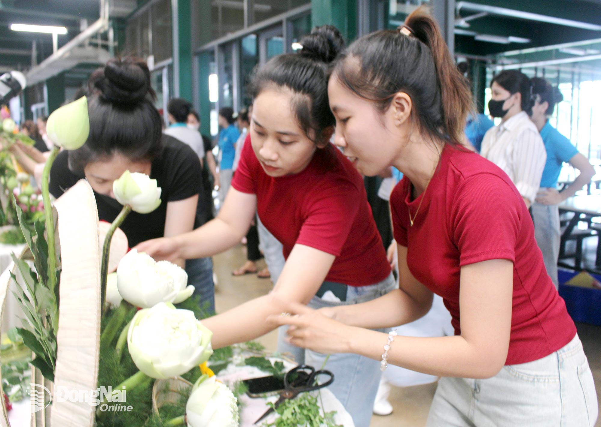 The Trade Union of Longwell Co., Ltd. (Dau Giay commune) organizes a flower arrangement contest for workers. Photo: N. Hoa