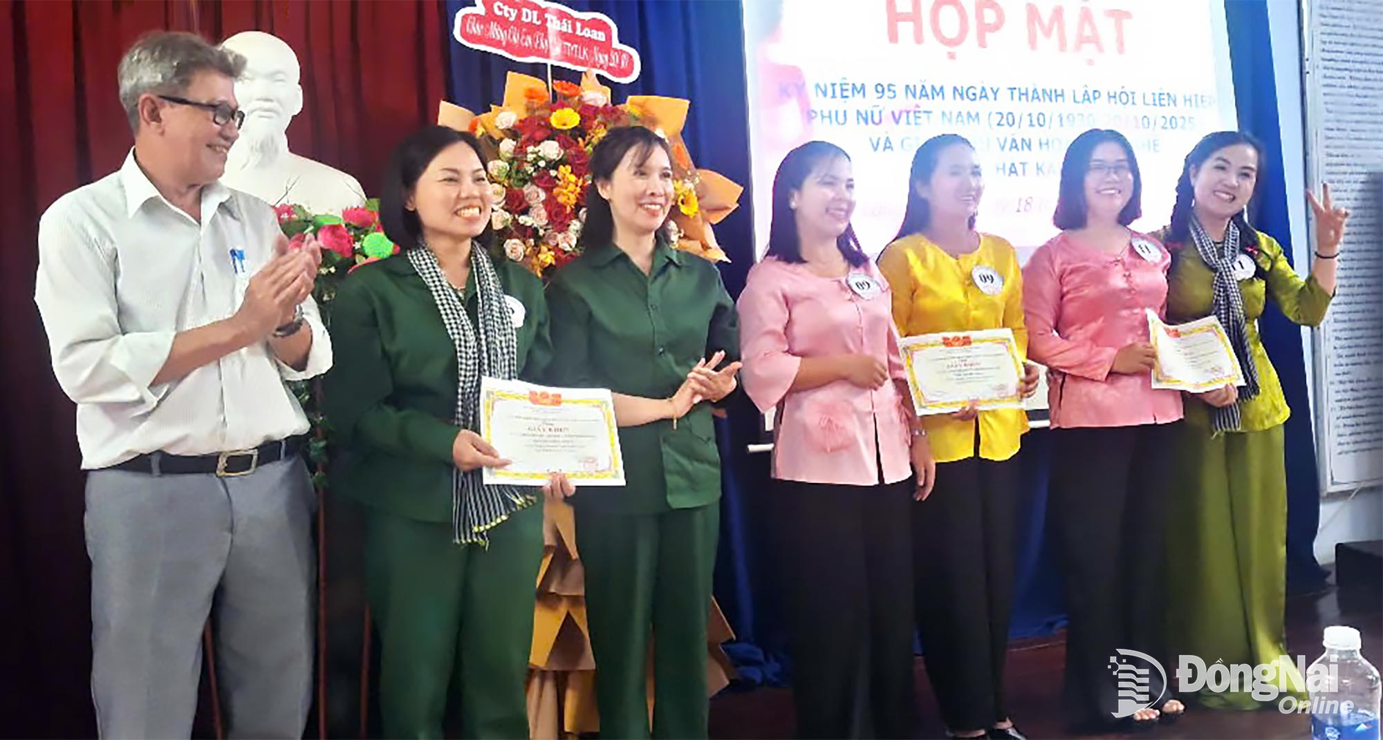 The grassroots Trade Union of the Long Khanh Regional Medical Center presents awards to participants of the contest. Photo courtesy of the Trade Union