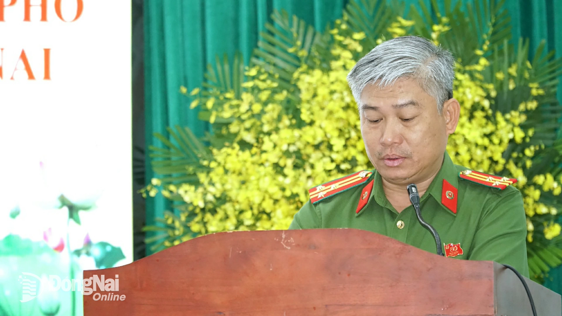 Thượng tá Lê Thanh Minh, ĐUV, Phó Trưởng Công an phường Công bố quyết định thành lập mô hình và quy chế hoạt động mô hình “Zalo kết nối bình yên” trên địa bàn phường Đồng Xoài và Tổ chỉ đạo thực hiện mô hình “Vận động người dân không đốt pháo nổ” tại khu phố Tiến Thành 5. Ảnh: Minh Chí