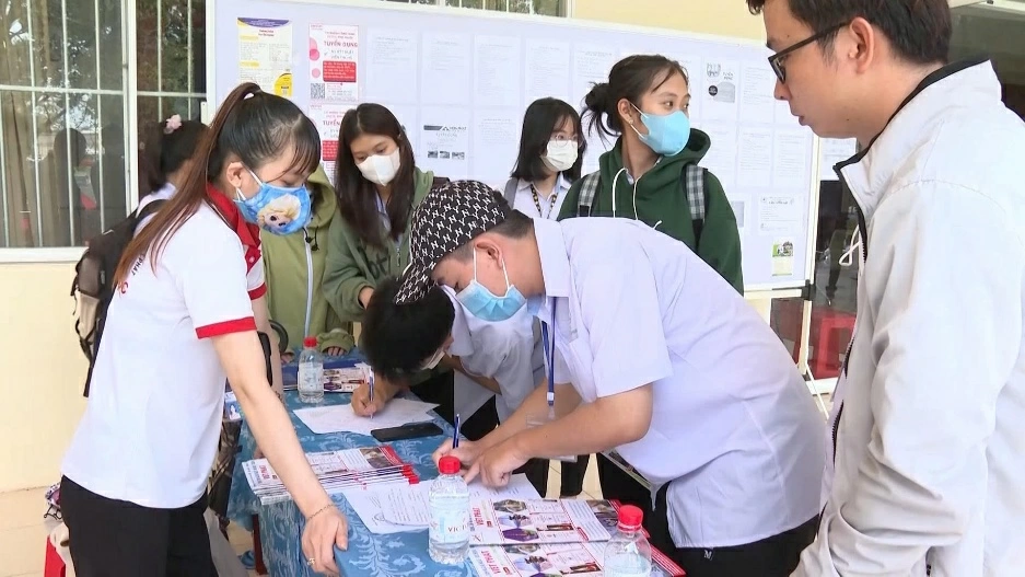 Người lao động tìm hiểu tham gia các sàn giao dịch và tìm kiếm việc làm tại các nước, trong đó có Hàn Quốc.