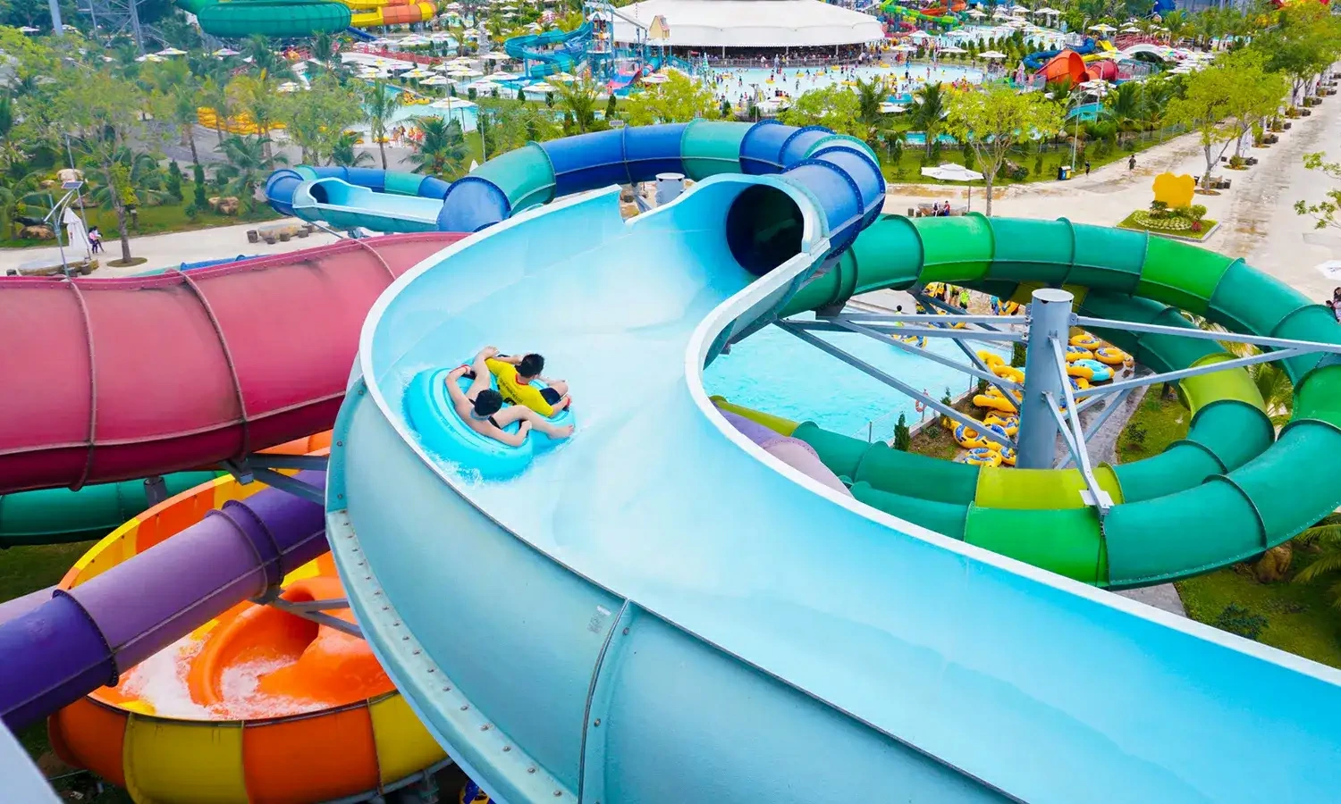 Những đường trượt nước hấp dẫn tại Amazing Bay.