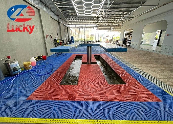 Hình ảnh gara ô tô khách hàng đã lắp đặt cầu nâng 1 trụ chữ H âm nền.