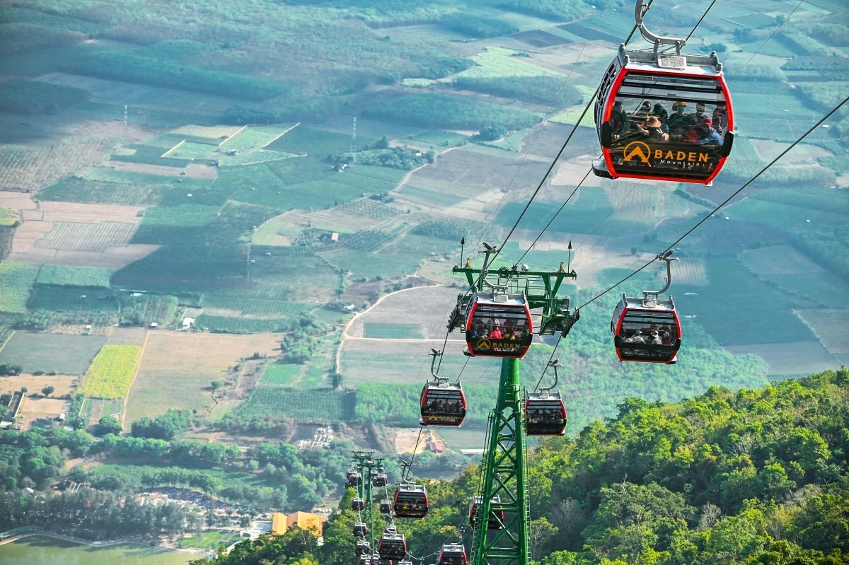 Trải nghiệm “leo núi, chạm mây” tại Sun World Bà Đen.