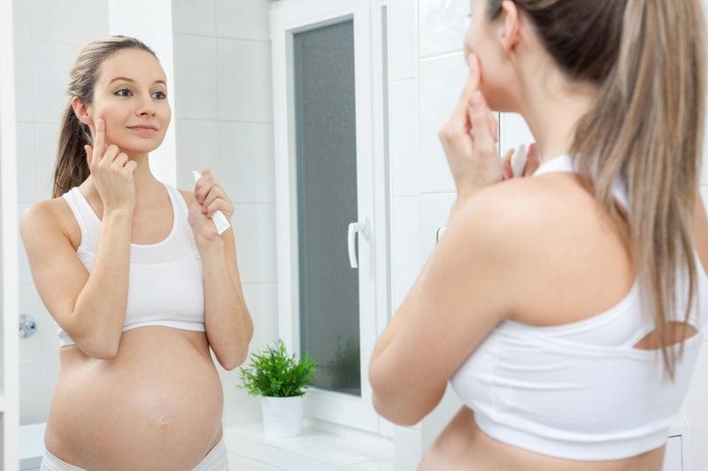 Trước khi bôi kem dưỡng toàn mặt, mẹ bầu nên thử trước trên một vùng da nhỏ.