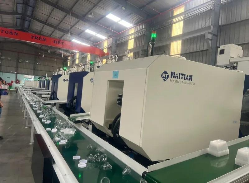 Dây chuyền ép phun tự động tại xưởng nhựa Việt Thống.