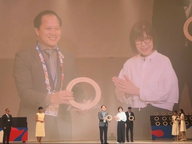 Tran Nhat Hoang, Deputy Commissioner General of Viet Nam at Expo 2025 Osaka, Kansai, receives the silver award in the exhibition design category (Photo: hanoimoi.vn)