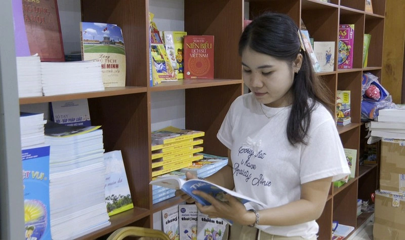 Thatdao Santhavai regards the bookcase as a valuable treasure trove of knowledge for Lao learners. (Photo: VNA)