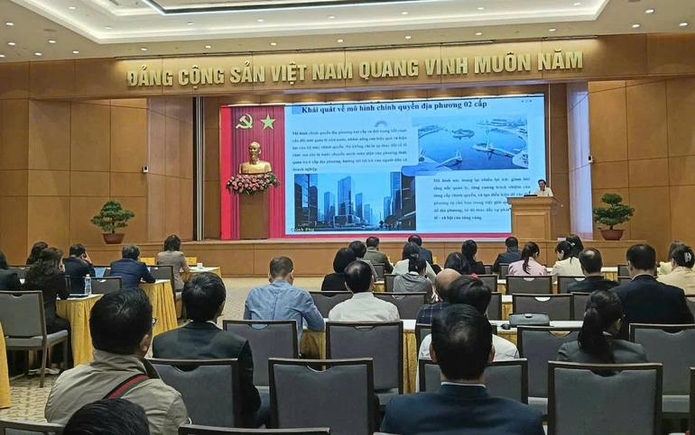 Báo cáo viên trình bày chuyên đề thông tin về kết quả thực hiện chính quyền địa phương 2 cấp.
