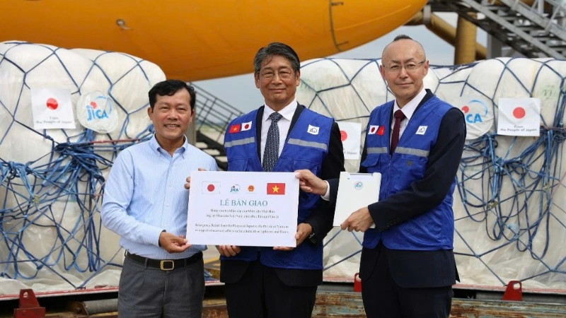 Đại diện Nhật Bản bàn giao lô hàng cứu trợ khẩn cấp cho cho phía Việt Nam tại sân bay Nội Bài. (Ảnh: Đại sứ quán Nhật Bản tại Việt Nam)
