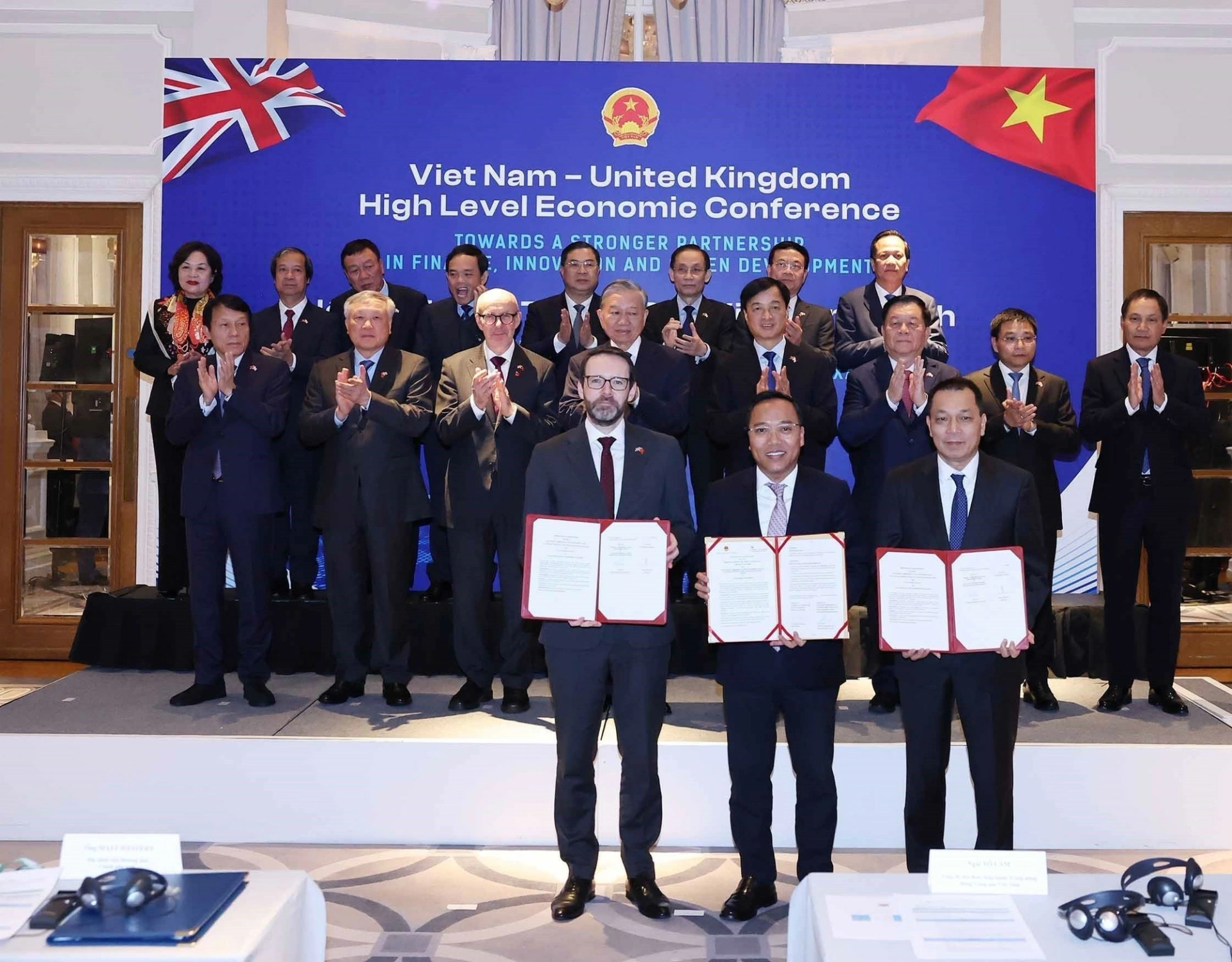 Tổng Bí thư Tô Lâm chứng kiến Lễ trao thoả thuận hợp tác giữa các bộ, ngành, địa phương, doanh nghiệp hai nước. (Ảnh: THỐNG NHẤT/TTXVN)
