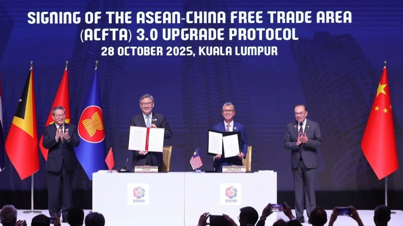 Lễ ký Nghị định thư nâng cấp Hiệp định Thương mại tự do ASEAN-Trung Quốc (ACFTA 3.0). (Ảnh: VGP/Nhật Bắc)
