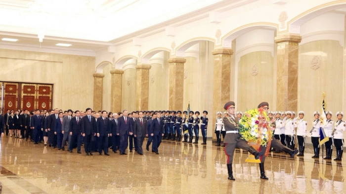 Tổng Bí thư Tô Lâm đặt hoa tưởng nhớ Chủ tịch Kim Nhật Thành và Tổng Bí thư Kim Jong-il