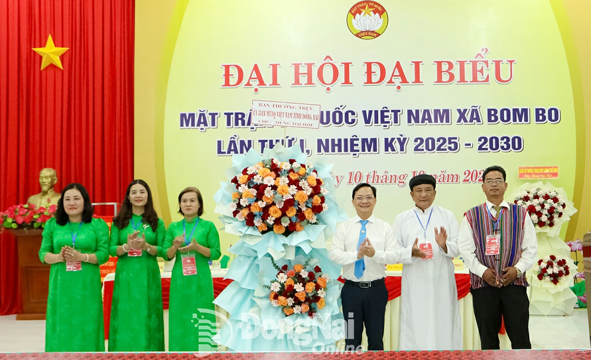 Ha Anh Dung, Standing Member of the Provincial Party Committee and Permanent Vice Chairman of the VFF Committee of Dong Nai province, presents flowers to congratulate the congress. Photo: Van Truyen