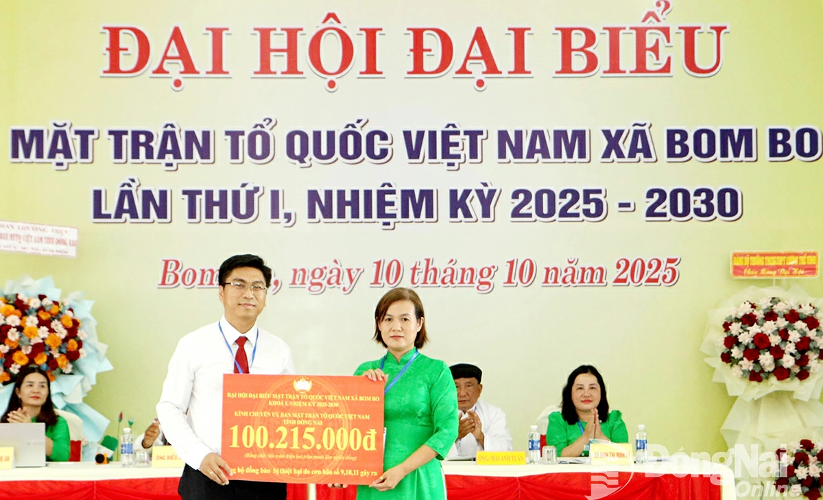 A representative of the VFF Committee of Dong Nai province receives a symbolic donation board in support of residents affected by storms and floods, initiated by the Presidium of the Congress. Photo: Van Truyen