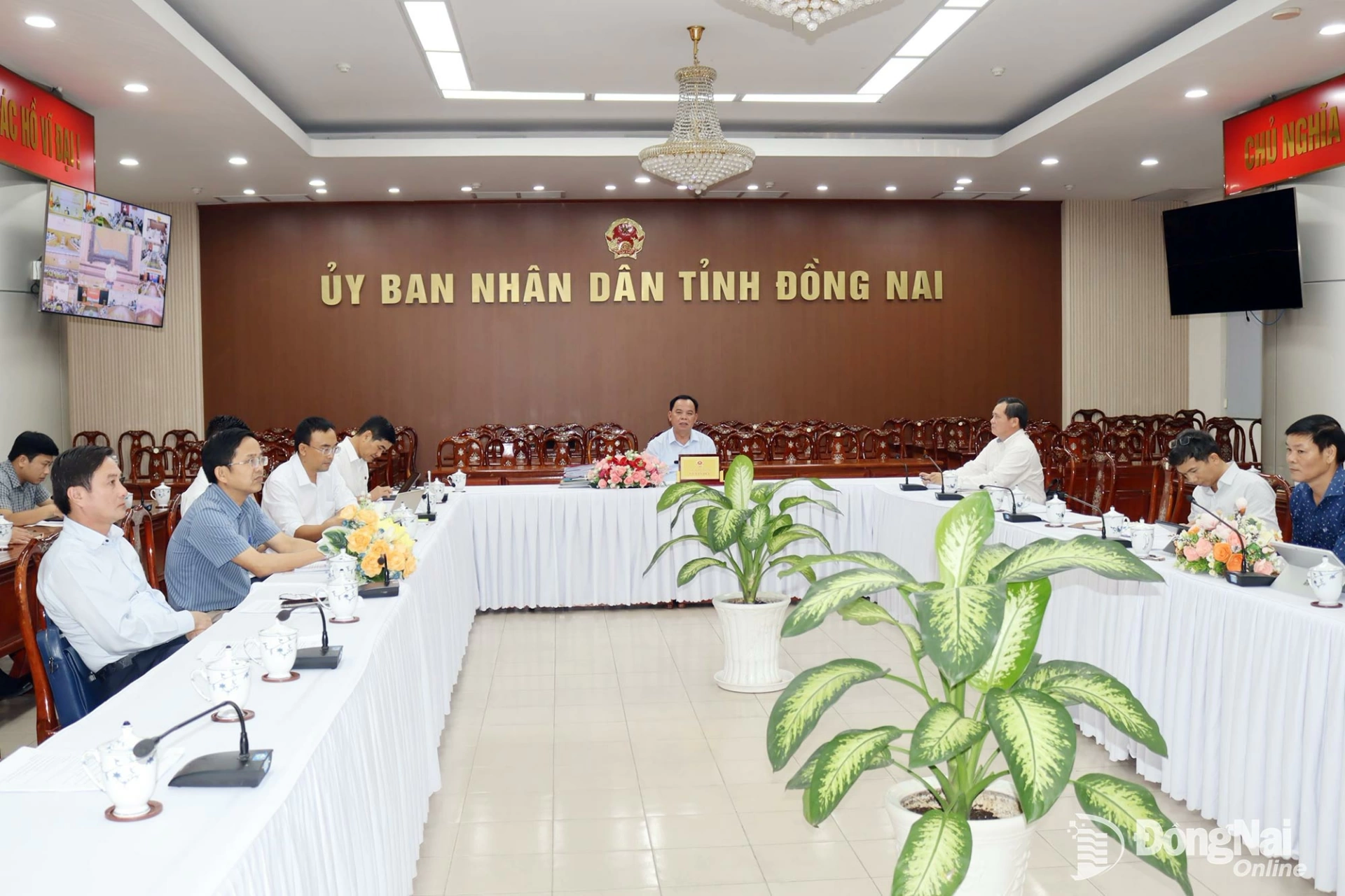 Vo Tan Duc, Deputy Secretary of the Provincial Party Committee and Chairman of the Dong Nai Provincial People’s Committee, chairs the meeting at the Dong Nai venue. Photo: Hoang Loc