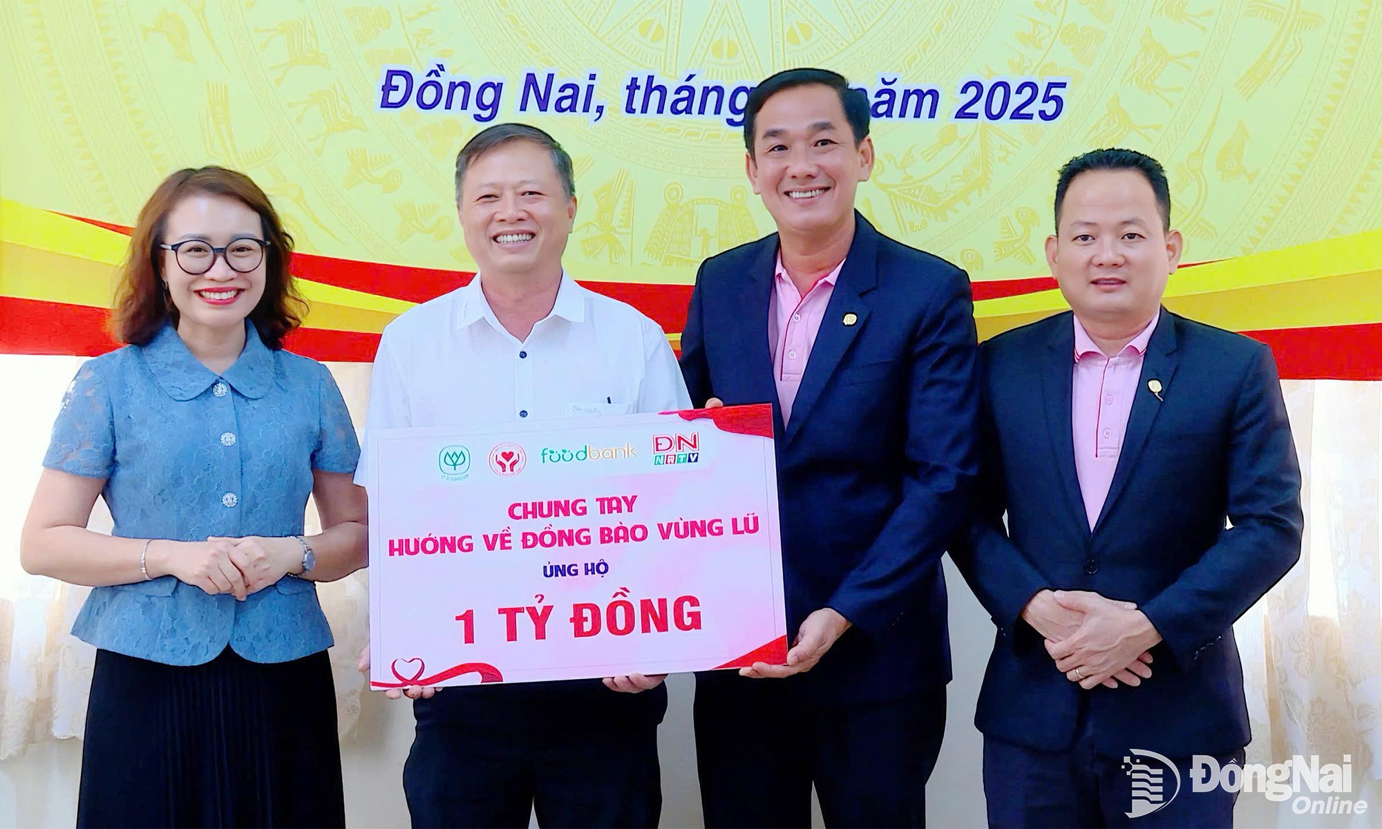 Nguyen Thi Minh Nham, Provincial Party Committee member and Editor-in-Chief of Dong Nai Newspaper and Radio, Television, attends and witnesses Nguyen Quoc Khang, Deputy General Director in charge of Administration and Human Resources of C.P. Vietnam Corporation, presenting a symbolic donation of 1 billion VND to Nguyen Tan Phu, Vice Chairman of the Vietnam Fatherland Front Committee of Dong Nai province. Photo: Van Truyen