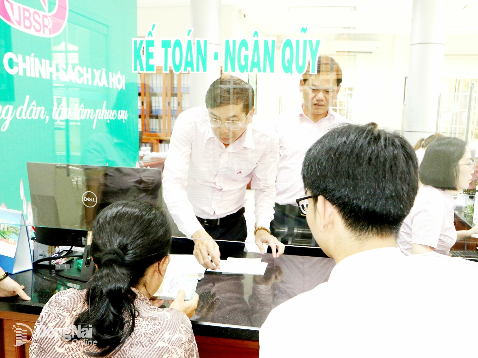 The Dong Nai Branch of the Vietnam Bank for Social Policies disburses policy credit loans to households with school-going children. Photo: Van Truyen